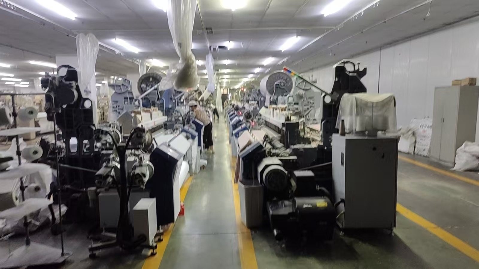 Nantong Huayuan Textile Co., Ltd. - Weaving floor - looms in run